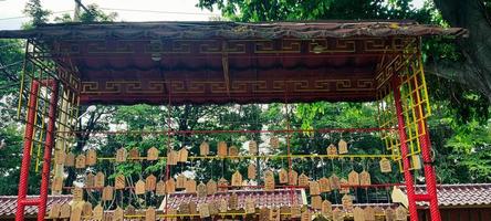 oraciones escritas en madera y colgadas en el área del templo sam poo kong de semarang. foto