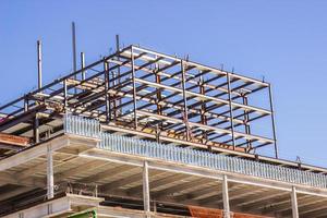estructura de acero en un nuevo edificio comercial de varios pisos foto