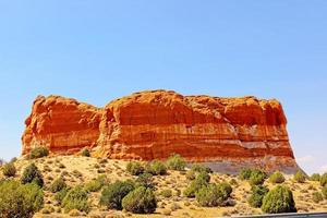 Butte creciente que muestra los niveles de erosión en el desierto de arizona foto