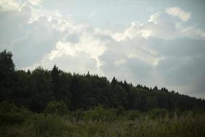 nubes en verano. paisaje de verano con cielo. clima cálido. foto