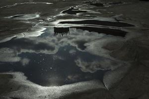 charco en el pavimento. Después de la lluvia. camino en pozos. foto