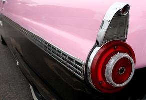 coche rosa retro con detalle de luces traseras foto