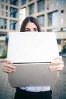 mujer de negocios detrás de la computadora portátil foto