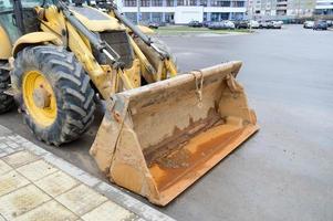 cubo pesado industrial de metal de hierro grande de excavadora, excavadora, equipo de construcción especializado para reparación de carreteras y excavación de la tierra foto