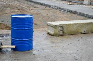 Barril grande redondo azul industrial de hierro metálico de 200 litros para almacenar gasolina y combustible diésel, líquido foto