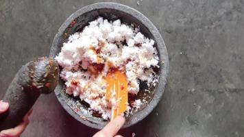 le processus de fabrication de l'assaisonnement urap. à base de noix de coco râpée mélangée à de la sauce chili et des oignons. video