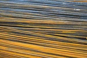 Barras amarillas oxidadas de metal de hierro de refuerzo de edificios industriales de refuerzo corrugado para la construcción de edificios de hormigón armado. textura, fondo foto