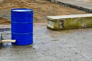 Barril grande redondo azul industrial de hierro metálico de 200 litros para almacenar gasolina y combustible diésel, líquido foto