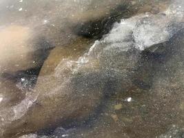 agua fangosa sucia no ecológicamente limpia contaminada por el hombre en un río, lago, mar, océano foto