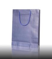 bolsa de compras azul en el suelo reflectante y fondo blanco foto