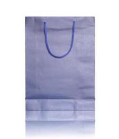 bolsa de compras azul en el suelo reflectante y fondo blanco foto