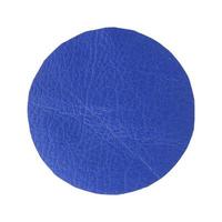 etiqueta de cuero azul en blanco aislada en blanco con trazado de recorte foto