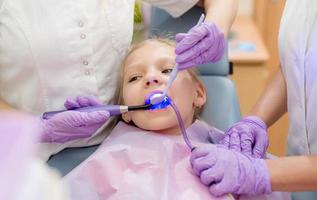 niña en el dentista foto