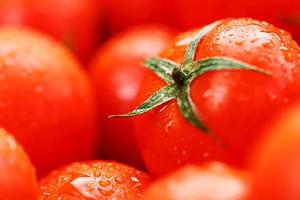 tomates cherry frescos con primer plano. tomates rojos de fondo. macro. foto