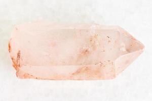 cristal crudo de piedra preciosa de cuarzo rosa en blanco foto