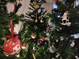 árbol de navidad con decoraciones foto