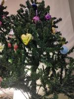 árbol de navidad con decoraciones foto