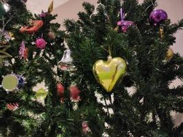 árbol de navidad con decoraciones foto