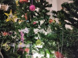 árbol de navidad con decoraciones foto