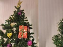 árbol de navidad con decoraciones foto