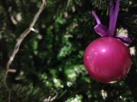 árbol de navidad con decoraciones foto