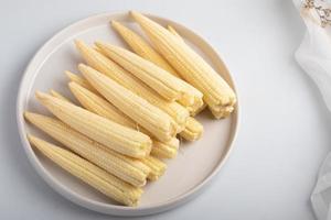 maíz tierno en un plato blanco foto