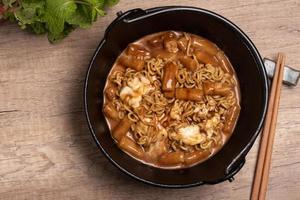 fideos instantáneos de sabor coreano con tteokbokki en una olla foto