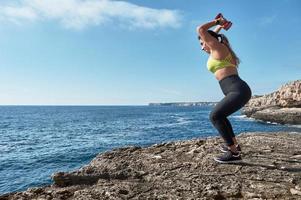 mujer fitness en entrenamiento de ropa deportiva en el puerto frente al  mar. 4242153 Foto de stock en Vecteezy