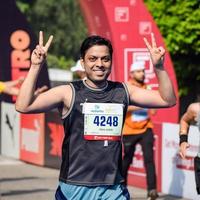 nueva delhi, india - 16 de octubre de 2022 - carrera de media maratón de vedanta delhi después de covid en la que los participantes del maratón están a punto de cruzar la línea de meta, media maratón de delhi 2022 foto