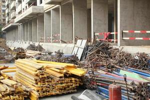 pila de materiales de construcción de tuberías metálicas, perfiles de hierro, varillas de acero para andamios en un sitio de construcción. renovación, planificación, reparación de casa civil moderna. concepto de ciudad de mejora del desarrollo foto