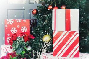 caja de regalo y fondo de árbol de navidad para festivales feliz navidad, feliz año nuevo, intercambio de regalos, aniversario. diseño de postal. con espacio de copia foto