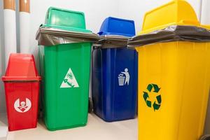 cubo de basura colorido, cubo rojo, verde, azul y amarillo para residuos peligrosos, biodegradables, generales y reciclables. gestión de reciclaje, segregación de residuos, concepto de basura y basura foto