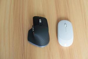 comparación de mouse vertical ergonómico y mouse general en el escritorio en el lugar de trabajo, prevención del dolor de muñeca. tenosinovitis de de quervain, síntoma de intersección, túnel carpiano o concepto de síndrome de oficina foto