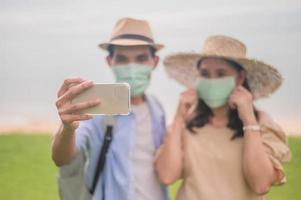 pareja hombre mujer usar máscara feliz viaje en el tiempo familia foto
