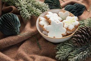 galletas de jengibre caseras de navidad foto