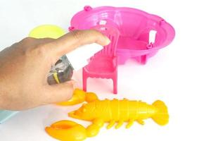 limpie los juguetes de los niños con alcohol en aerosol. para matar la nueva enfermedad del coronavirus o covid-19. foto