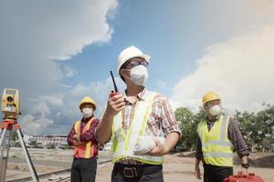 ingenieros de equipo y trabajadores de la construcción de tres sitios en el fondo foto