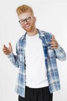 campeón, concepto de ganador de la vida. joven emprendedor exitoso con fuertes ambiciones, pasión por ser el número uno. hombre guapo con pelirroja, barba roja con gafas elegantes. Camisa blanca. copie el espacio. peinado foto