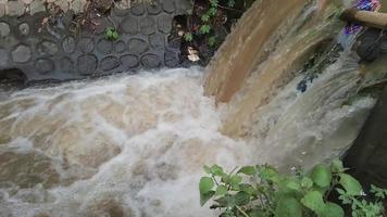 el caudal del río se vuelve turbio después de la lluvia video