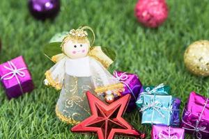 ángel de navidad muñeca y decoración navideña foto