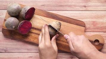 Slicing beets with a sharp knife video