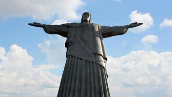 estátua de jesus no horizonte do rio de janeiro. o céu voando nuvens rapidamente video