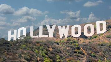 Timelapse-Wolken fliegen schnell über das Hollywood-Zeichen 4k video