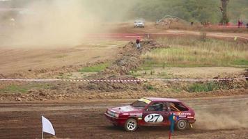 Autocross auf einem Feldweg in einem Sportwagen video