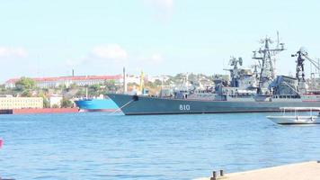 bahía con barcos en el agua video