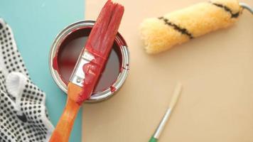 pintor con guante, pinceles, rodillo de pintura y pintura roja video