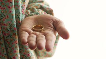 mulher segura uma aliança de casamento na mão, feche video