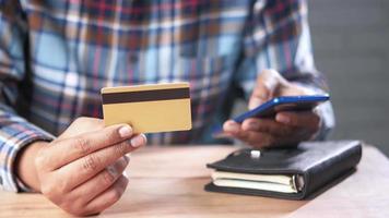 Mens types zijn credit kaart informatie in smartphone video