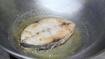 pescado frito en una sartén, caballa española en aceite caliente video