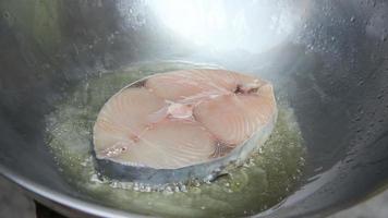pescado frito en una sartén, caballa española en aceite caliente video
